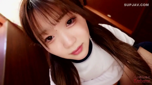 室内 · 身をかがめる · 委屈 · 顔のクローズアップ · 凝視 · 长发 · 体操服