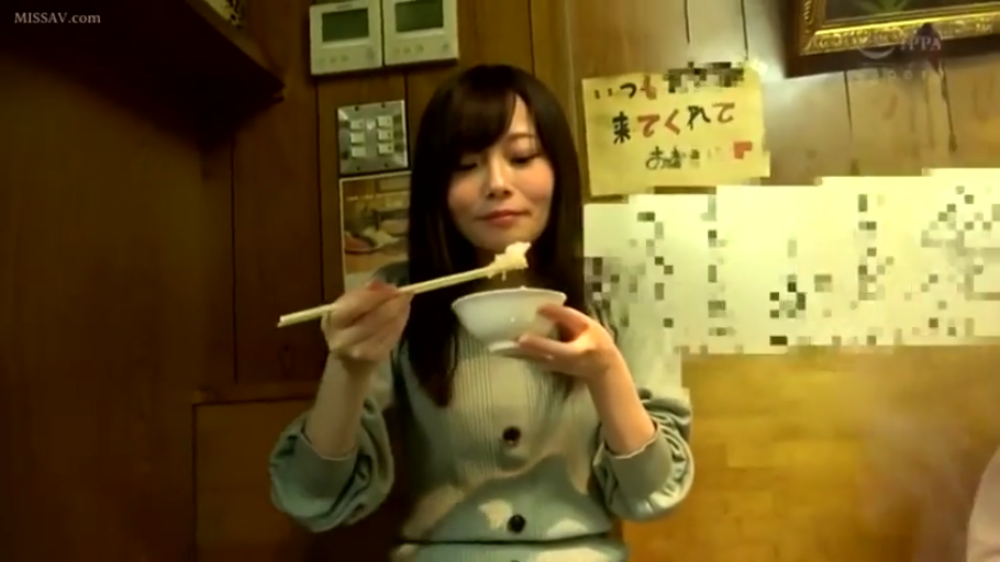 座り姿勢 · 自然 · 上半身 · 餐厅 · 长发 · 进食 · 碗筷 · 针织连衣裙