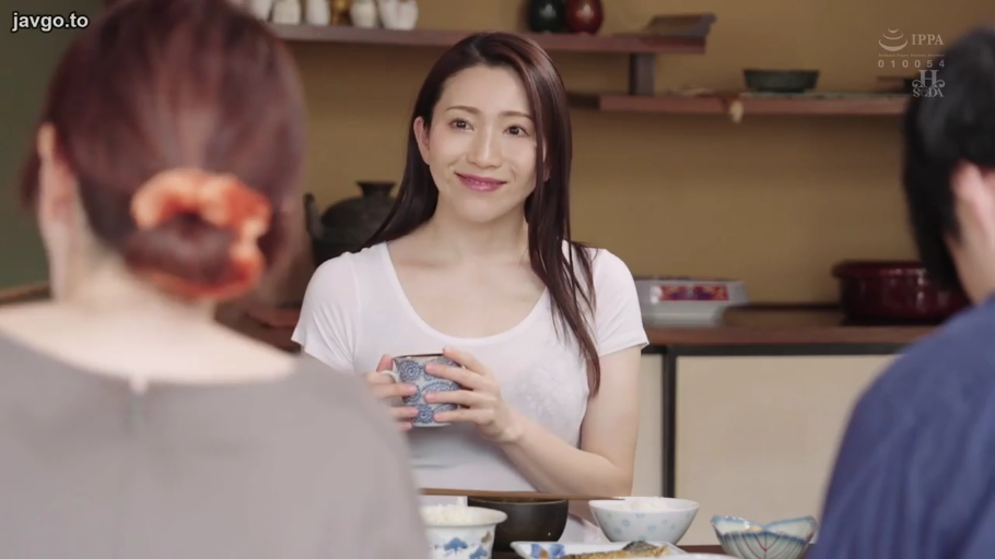 坐姿 · 忧郁 · 静坐 · 上半身 · 车内 · 短发 · 安全带 · 条纹开衫
