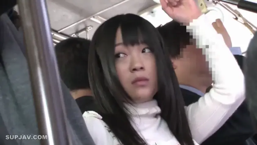 脸部特写 · 站姿 · 乘车 · 公交车 · 拥挤 · 拉环 · 白色高领毛衣 · 神色凝重