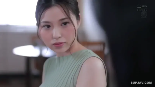 室内 · 坐姿 · 严肃 · 面部特写 · 凝视 · 长发 · 浅绿色无袖针织衫