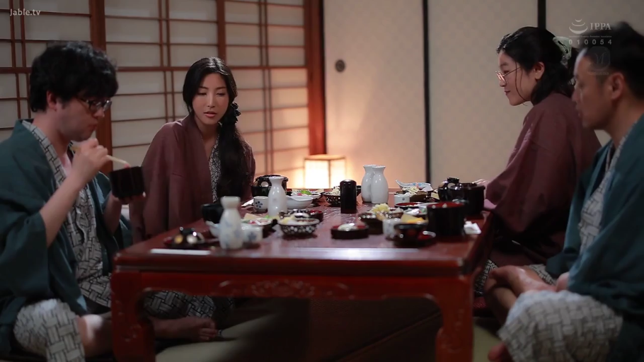 坐姿 · 和室 · 全景 · 自然 · 浴衣 · 进餐