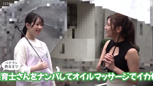 站立 · 微笑 · 半身 · 交流 · エプロン · 户外街道 · 傘 · 街头采访