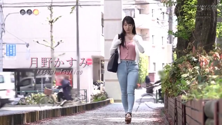 棕色坡跟凉鞋 · 城市街道