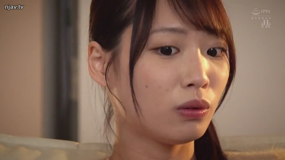 室内 · 侧面 · 特写 · 凝视 · 居家服 · 疑惑 · 人像