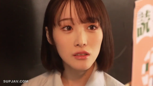 面部 · 站立 · 白衬衫 · 凝視 · 惊讶 · 柔光 · 教室 · 告示牌