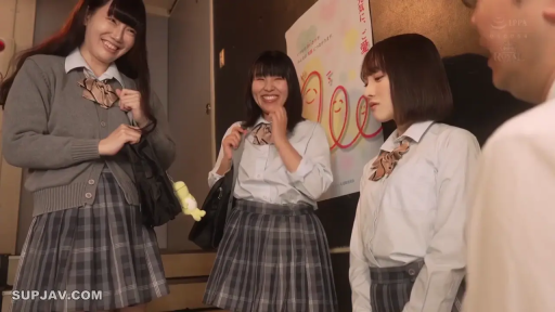 室内 · 会話 · 站立 · 中景 · 微笑 · 多人 · JK制服 · ショルダーバッグ