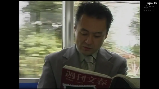 坐姿 · 严肃 · 面部特写 · 西装 · 阅读 · 电车 · 中年男性 · 杂志