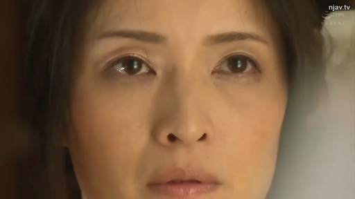 室内 · 平静 · 注视 · 特写 · 正脸 · 双眼