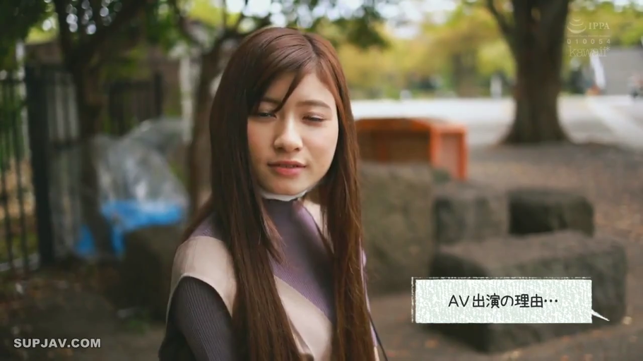 交谈 · 站立 · 中近景 · 休闲服饰 · 日语字幕 · 户外公园 · 自然表情