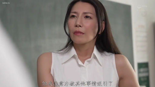 真剣 · 教室 · 站立 · 头部特写 · 思考 · 成熟した女性 · 白いノースリーブシャツ