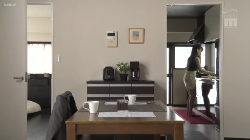 站立 · 咖啡机 · 遠景 · 餐厅 · 黄色短裙 · 居家場景 · 烹饪