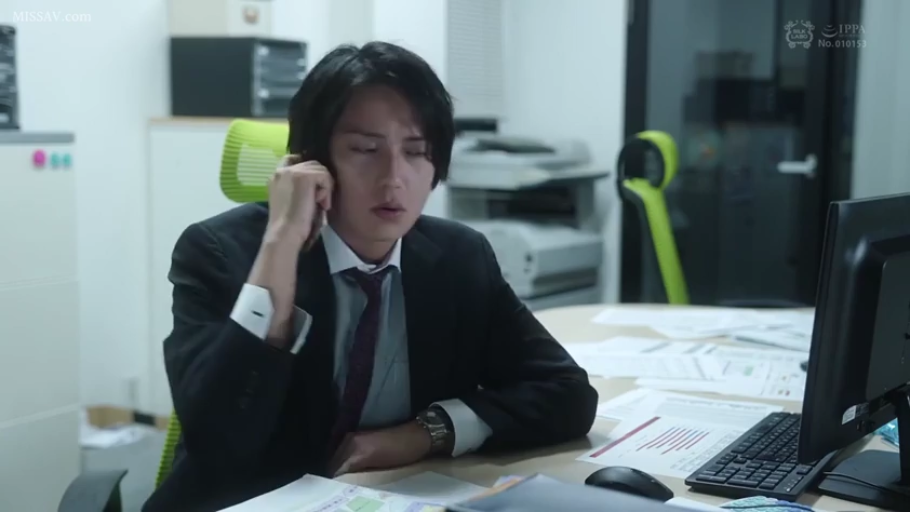 坐姿 · 交谈 · 中景 · 沙发 · 微笑 · 客厅 · 休闲服 · 日常