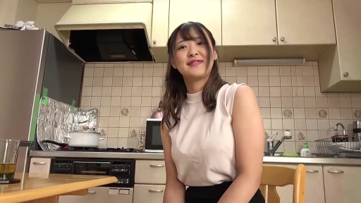 坐姿 · 微笑 · 半身特写 · 居家 · 餐桌 · 厨房 · 谈话 · 无袖上衣