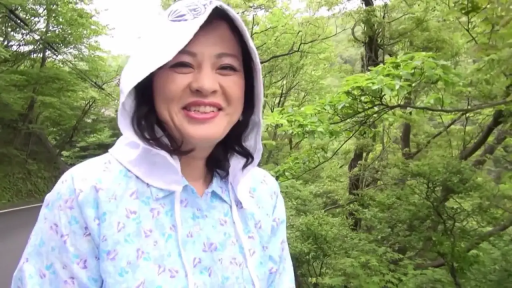 中景 · 站姿 · 微笑 · 面对镜头 · 熟女 · 碎花衬衫 · 森林 · 连帽巾