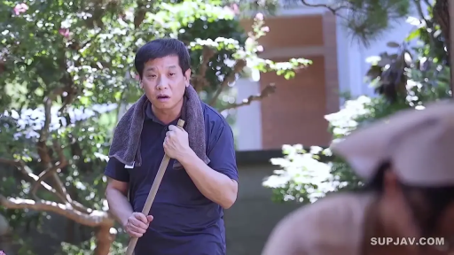 站立 · 半身特写 · 毛巾 · 户外庭院 · 深色短袖 · 手持长杆 · 神情惊讶