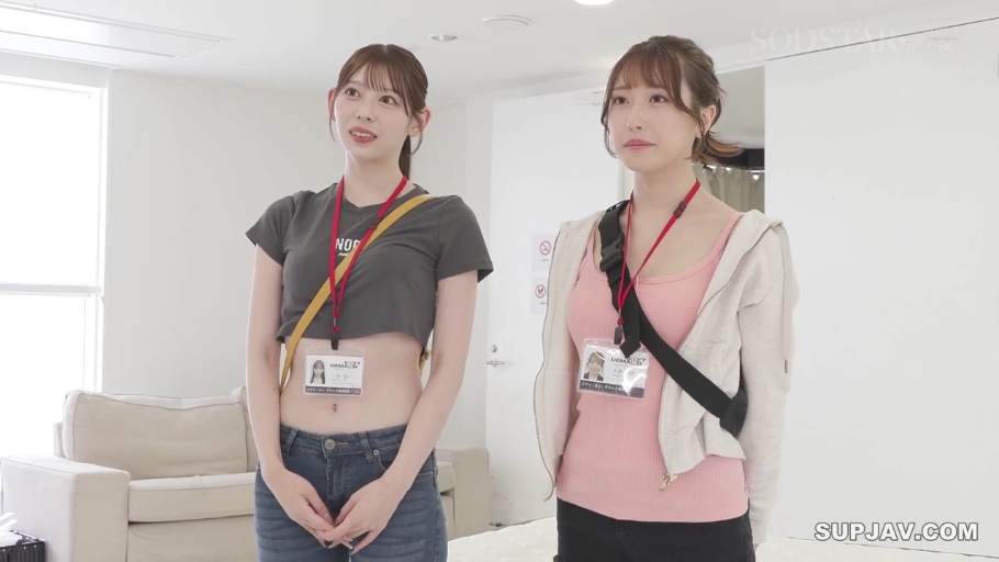 室内 · 站立 · 自然 · 半身 · 注视 · 职场 · 工作证 · 露脐装