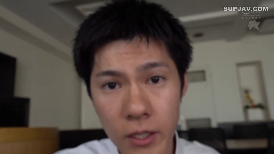 室内 · 平静 · 白衬衫 · 面部特写 · 注视 · 男性 · 正对镜头