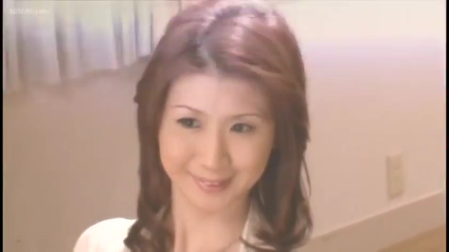 室内 · 张口 · 面部特写 · 仰视 · 长发 · 白色T恤 · 吐舌