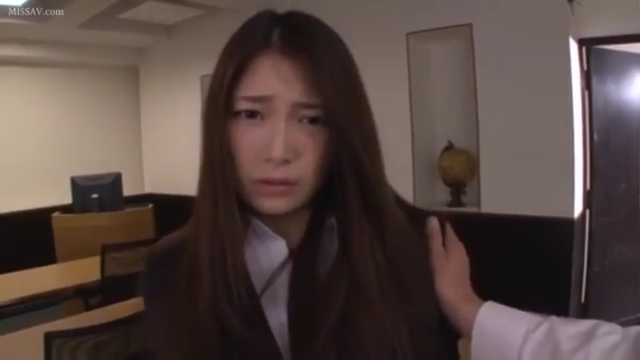 面部 · 委屈 · 办公室 · 站立 · 职业装 · 长发 · 地球仪 · 被搭肩