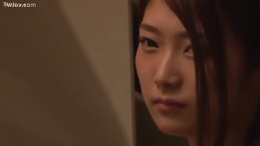 室內 · 臉部特寫 · 注視 · 长发 · 便裝 · 冷淡 · 侧头