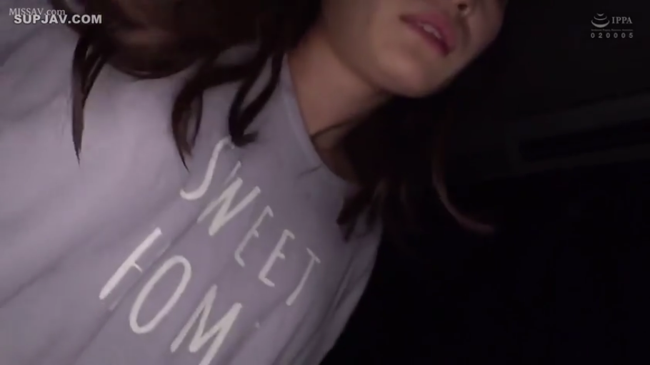 室内 · 面部 · 暗光 · T恤 · 无表情 · 观看 · 侧头