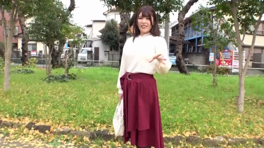 全身 · 站立 · 微笑 · 手提包 · 户外公园 · 打招呼 · 红色长裙 · 日间