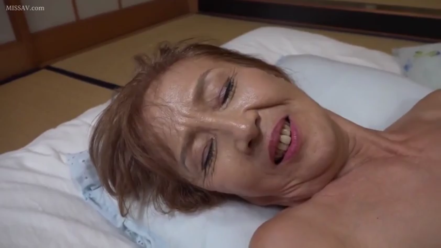 脸部特写 · 全裸 · 和室 · 性行为 · 仰卧 · 被褥 · 熟女 · 高潮表情