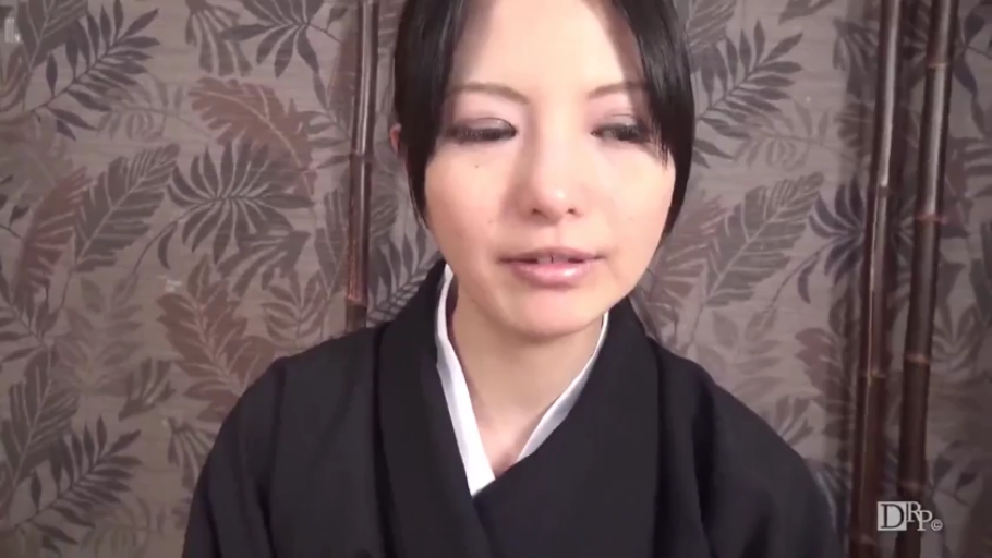 室内 · 平静 · 面部特写 · 凝视 · 和服 · 正脸