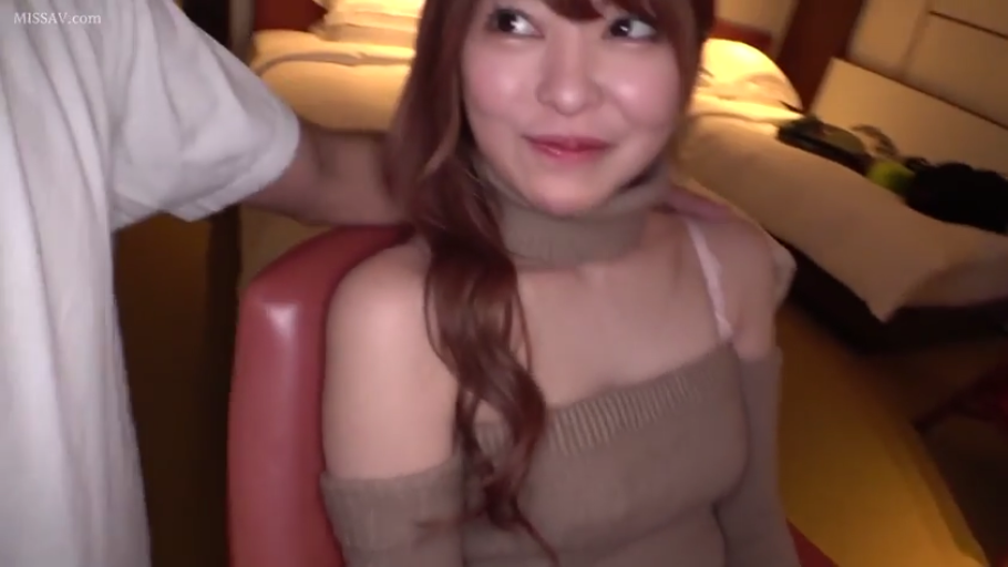 坐姿 · 酒店房间 · 上半身特写 · 棕色露肩毛衣