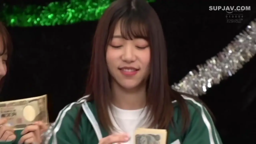 室内 · 座り姿勢 · 微笑 · 长发 · 头部特写 · 運動服 · 数钱 · 钞票