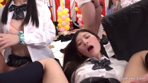 室内 · 专注 · 口交 · 跪姿 · 面部特写 · 学生制服 · 多人