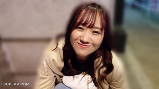 坐姿 · 脸部 · 微笑 · 注视 · 挎包 · 休闲服 · 夜景 · 街头