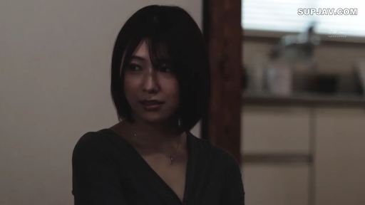 坐姿 · 脸部特写 · 项链 · 注视 · 柔光 · 居家室内 · 浅笑 · 深色V领上衣