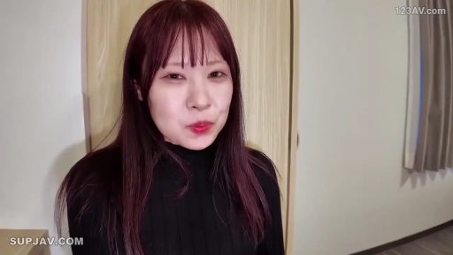 室内 · 顔部のクローズアップ · 站姿 · 平静 · 注視 · ドア · 黑色毛衣 · 肖像