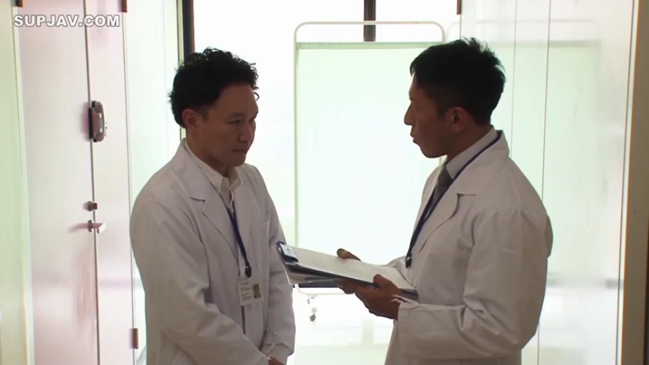 交谈 · 严肃 · 医院 · 白大褂 · 站立 · 中景 · 医生 · 写字板