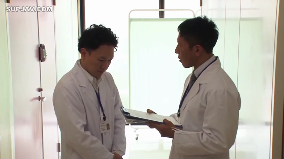 室内 · 交谈 · 白大褂 · 专注 · 站立 · 中景 · 医生 · 写字板