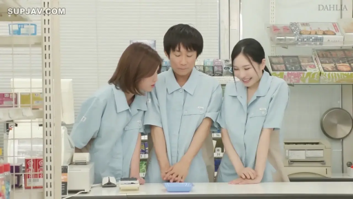 站立 · 自然 · 半身 · 便利店 · 便利店制服 · 职守 · 收银台 · 三人位