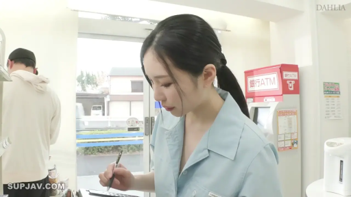 站立 · 认真 · 便利店 · 便利店制服 · 侧脸 · 马尾 · 工作 · 圆珠笔