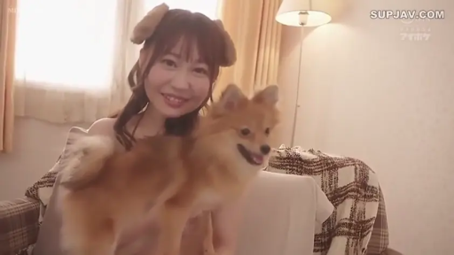 室内 · 坐姿 · 微笑 · 半身 · 裸体 · 宠物狗 · 抱狗