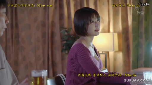 侧面 · 坐姿 · 交谈 · 专注 · 酒杯 · 餐厅 · 水印 · 紫色毛衣