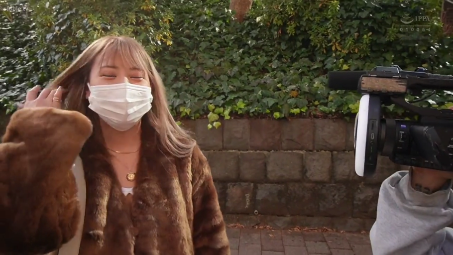 站立 · 微笑 · 上半身 · 接受采访 · 室外街道 · 摄像机 · 棕色皮草外套