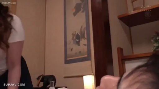 Bend over · Japanese-style room · 白色短袖 · Medium shot · 自然 · 居家 · 交流 · 挂画