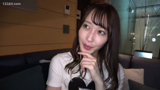 室内 · 面部 · 微笑 · 长发 · 白色印花T恤 · 侧头观望 · 托腮坐姿 · 沙发枕