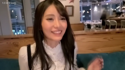 坐姿 · 交谈 · 微笑 · 白色衬衫 · 餐厅 · 长发 · 头部特写