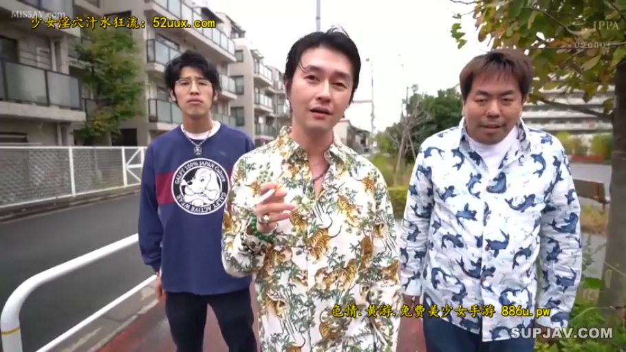 站立 · 全景 · 自然 · 休闲服 · 户外街道 · 抽烟 · 香烟 · 男性三人