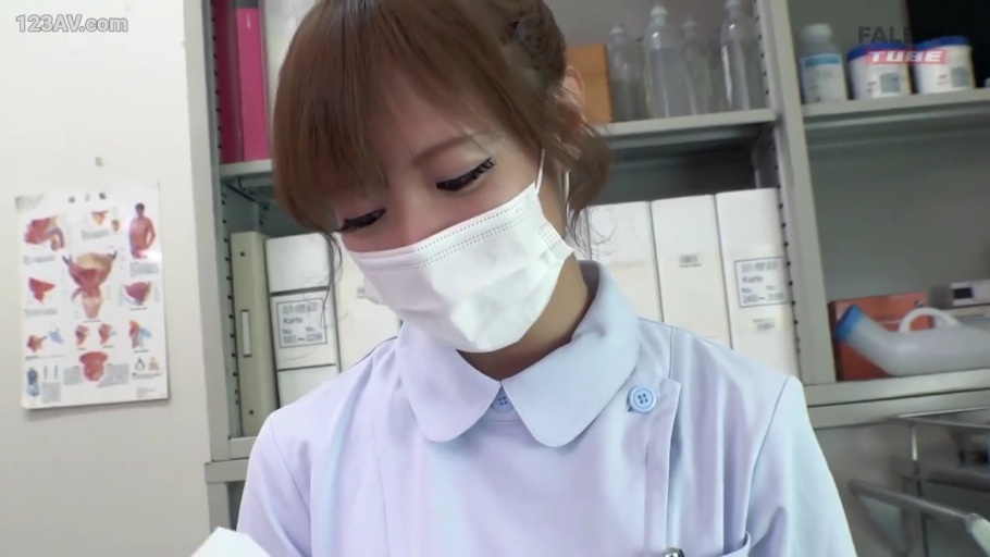 坐姿 · 脸部 · 口罩 · 专注 · 制服 · 阅读 · 诊室 · 写字板