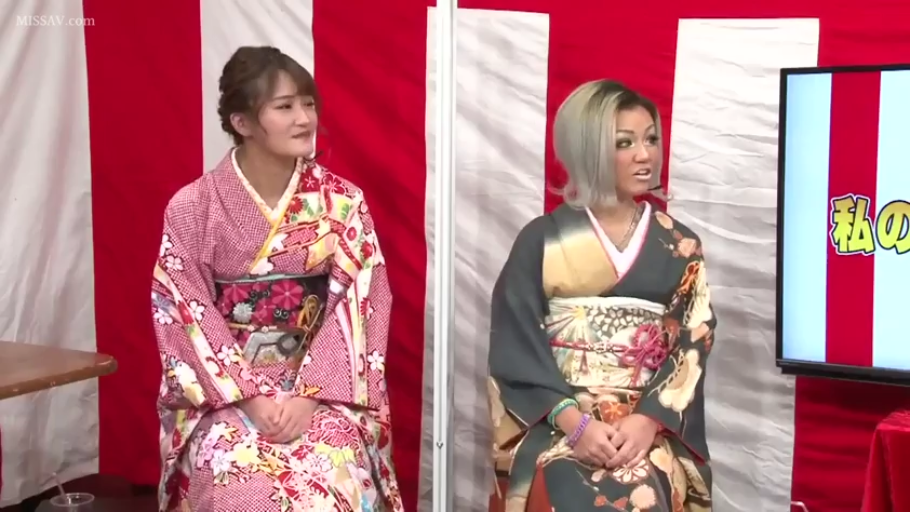 室内 · 坐姿 · 中景 · 微笑 · 访谈 · 和服 · 电视机 · 综艺