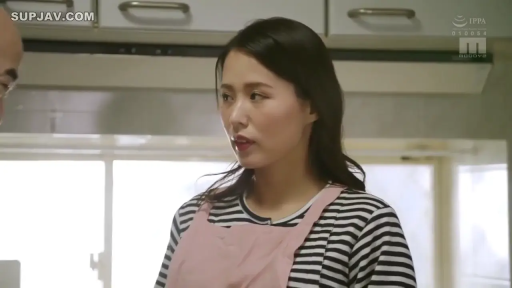 严肃 · 站立 · 中景 · 对视 · 厨房 · 橱柜 · 粉色围裙 · 日本AV