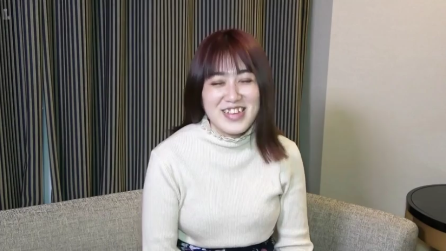 窗帘前 · 坐姿 · 微笑 · 沙发 · 微笑 · 面部特写 · 白色高领毛衣 · 素人访谈